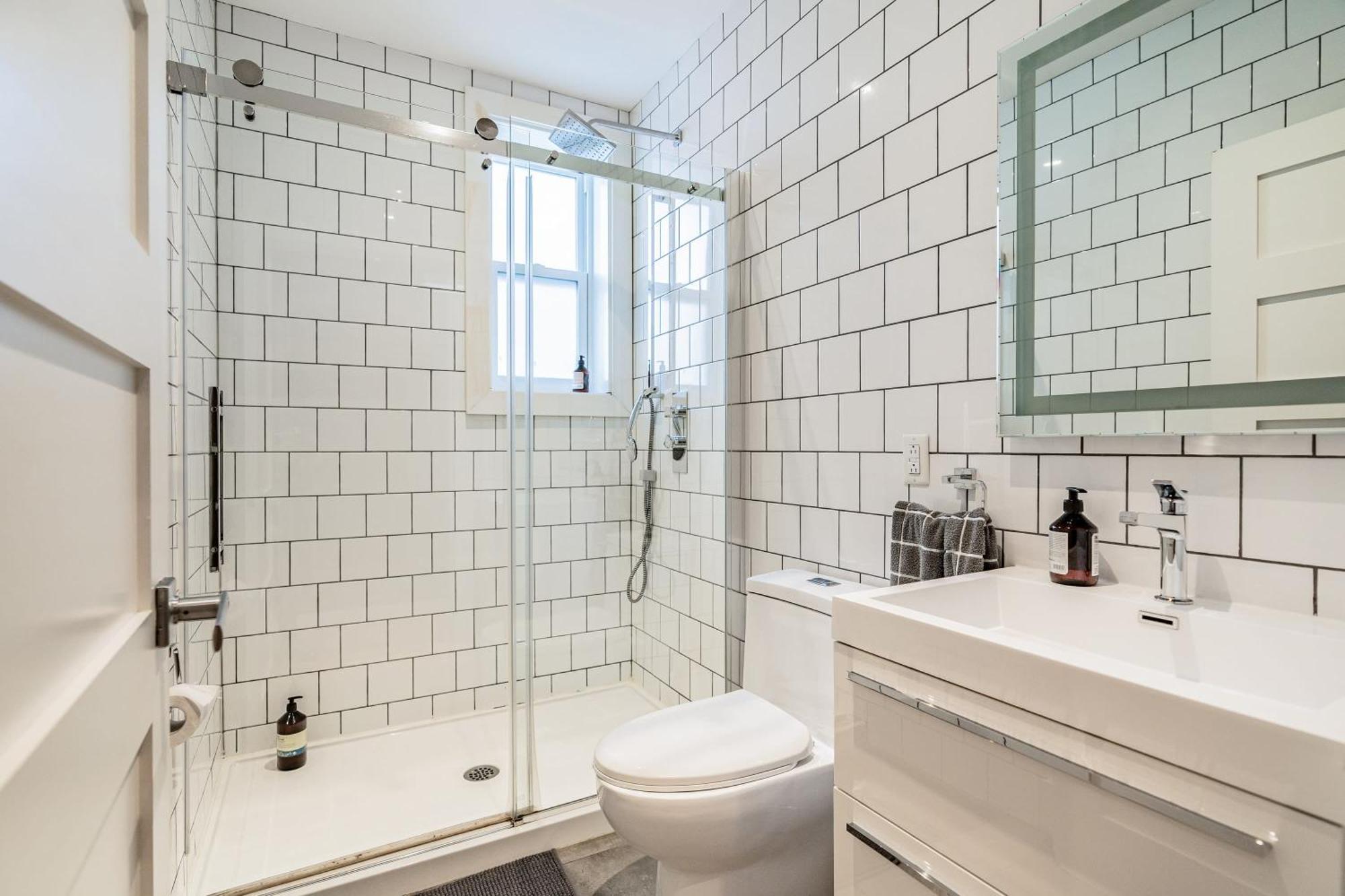 Ideal Group In Charming Le Plateau Near Metro Apartment